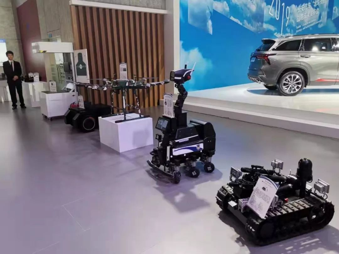 实力跨界,瞧瞧他们的机器人家族